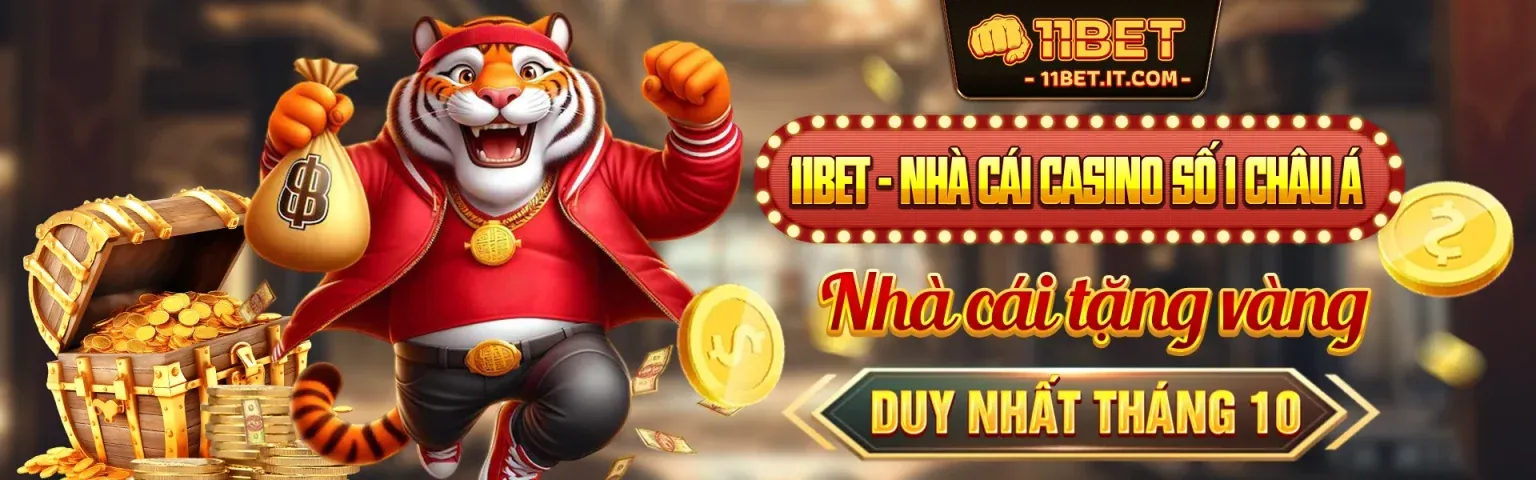 Bàn Baccarat sang trọng với các lá bài và chip cược